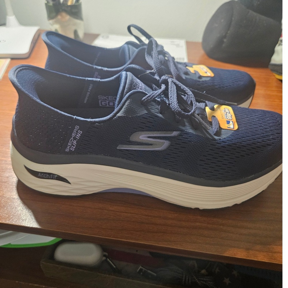 Skechers GoRun Max Cushioning Arch Fit Womens 9 Navy Blue Wide Fit Slip-Ins - Picture 3 of 7